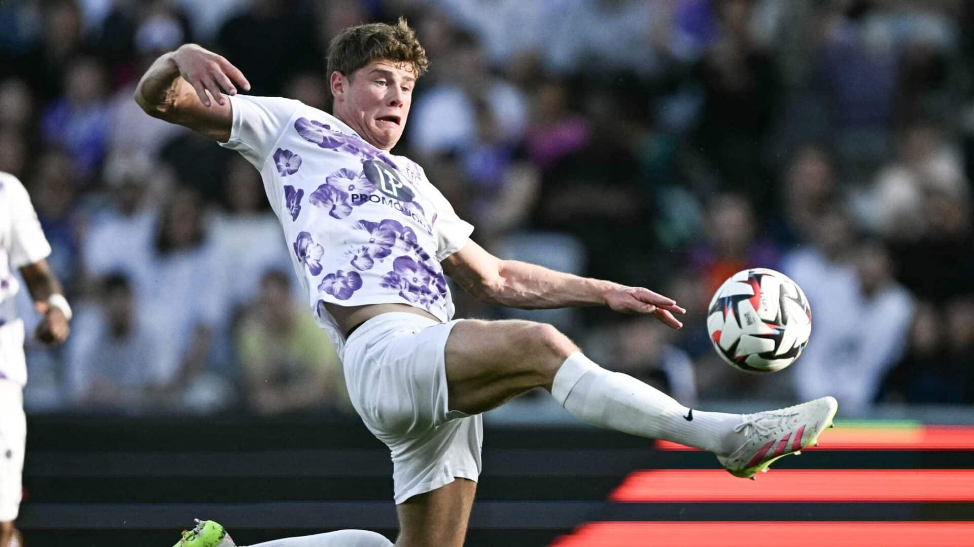 Il difensore inglese Cresswell in scivolata durante un'azione di gioco con il Tolosa