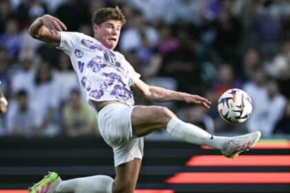 Il difensore inglese Cresswell in scivolata durante un'azione di gioco con il Tolosa