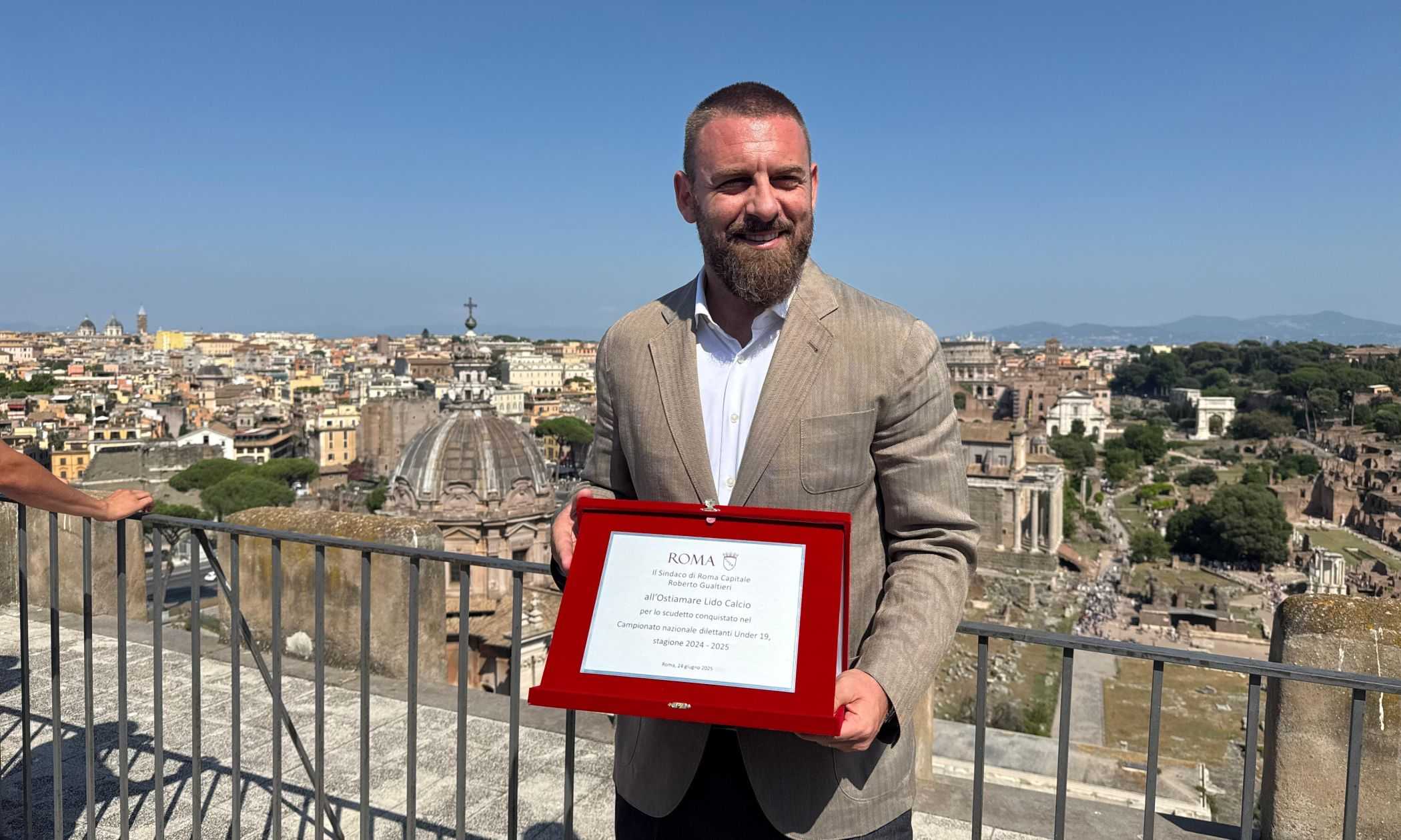 De Rossi premiato in Campidoglio con l’U19 dell’Ostiamare: “Saremo un sostegno per Roma e Lazio” De Rossi premiato in Campidoglio con l’U19 dell’Ostiamare: “Saremo un sostegno per Roma e Lazio”