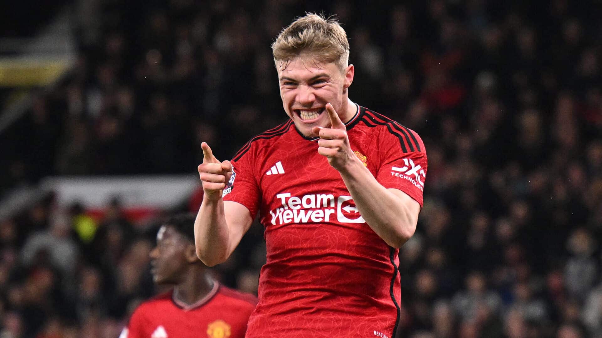 Hojlund con la maglia del Manchester United