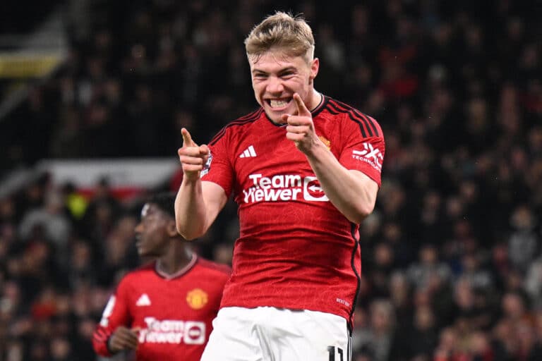 Hojlund con la maglia del Manchester United