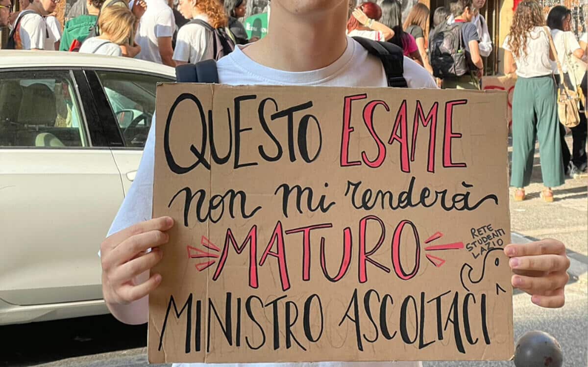 Cartello di protesta degli studenti romani contro la Maturità 2025