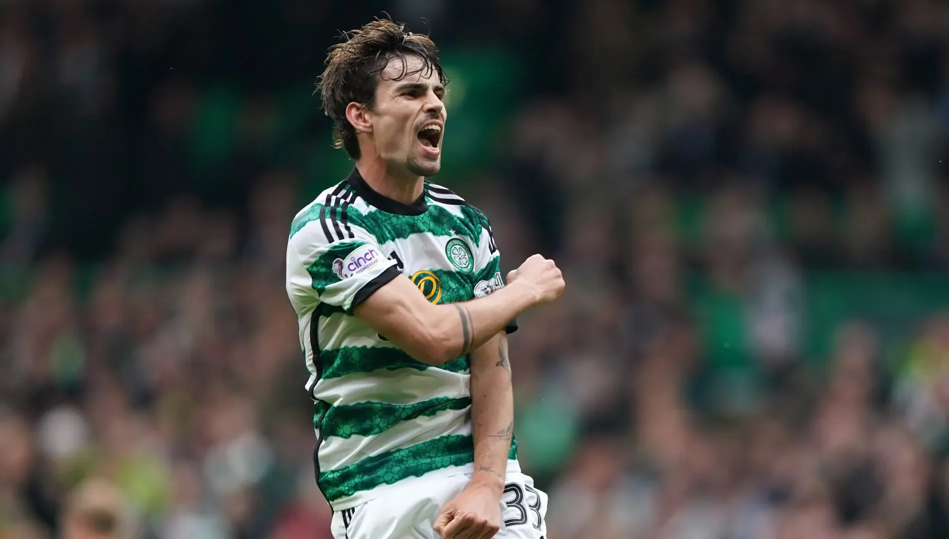 Matt O'Riley con la maglia del Celtic