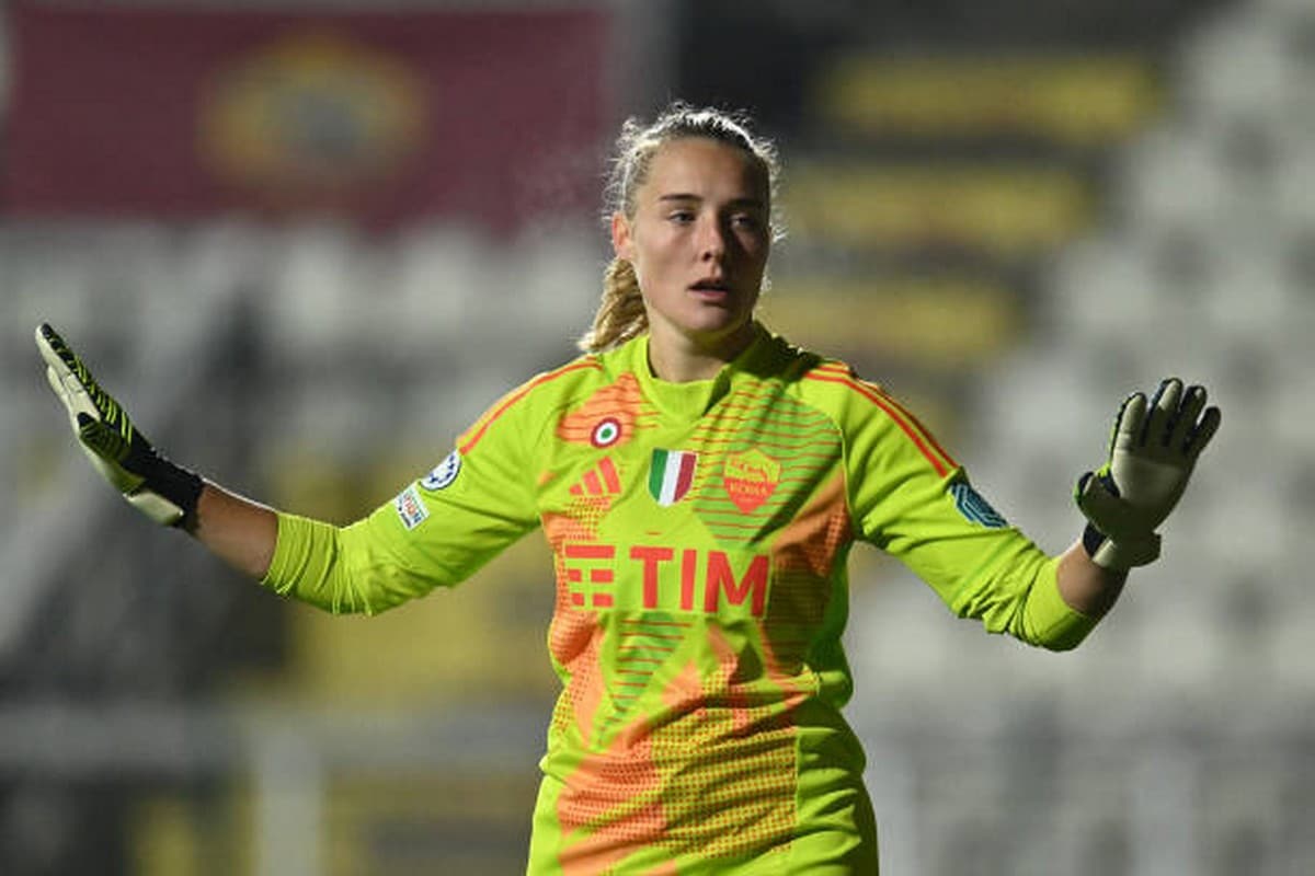 La portiera Isabella Kresche in azione con la maglia della Roma Femminile