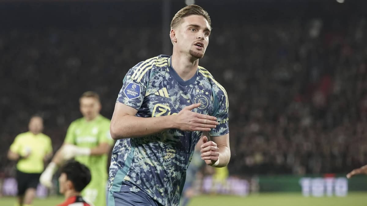 Calciomercato Roma, dopo Paredes caccia al regista: piace Kenneth Taylor dell’Ajax Calciomercato Roma, dopo Paredes caccia al regista: piace Kenneth Taylor dell’Ajax