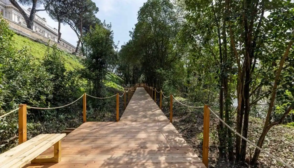 Passerella pedonale in legno immersa nel verde del parco affaccio sul Tevere a Lungotevere delle Navi a Roma