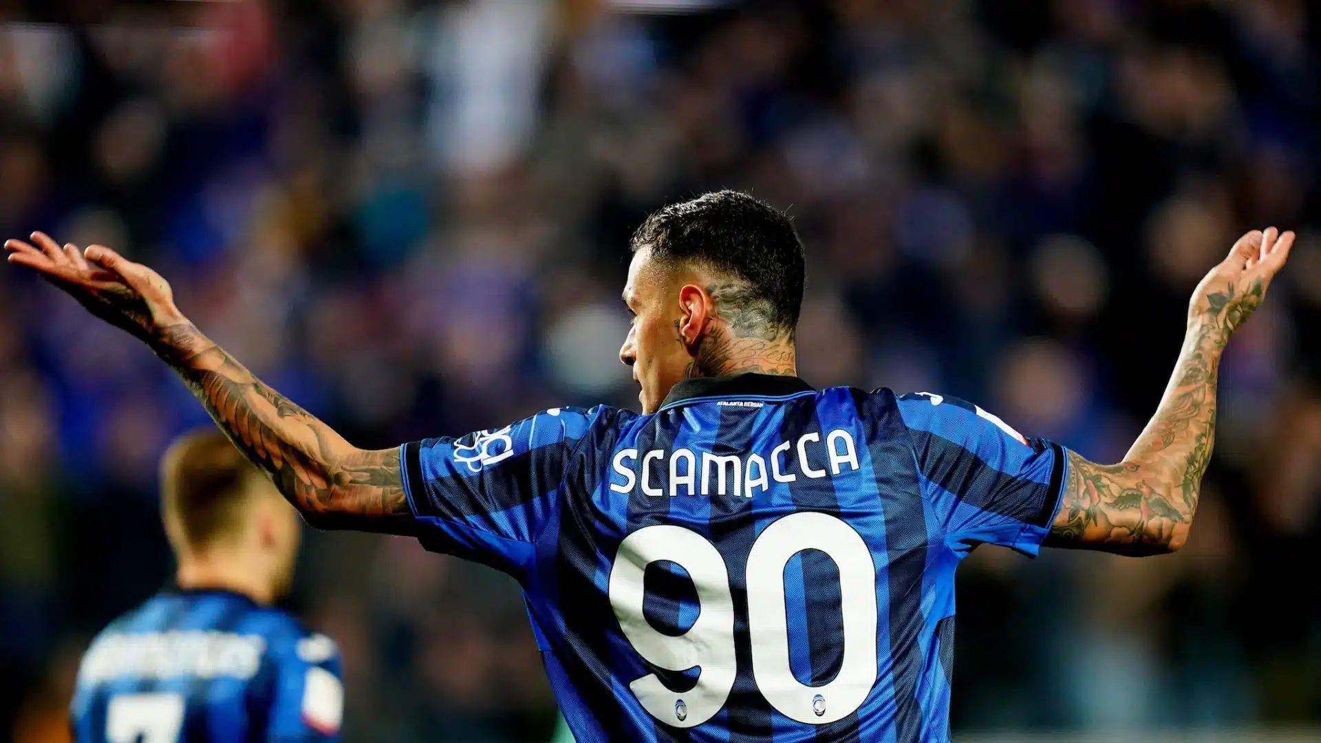 Scamacca con la maglia dell'Atalanta