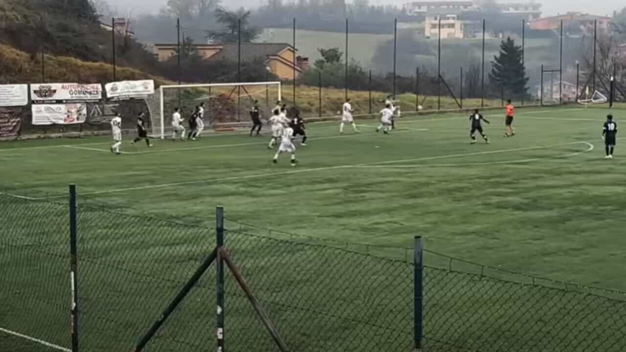 Campo sportivo di Tivoli durante una partita di calcio giovanile, teatro della sparatoria