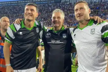 Francesco Totti, Roberto Baggio e Javier Zanetti sorridono insieme durante l'evento Operazione Nostalgia allo stadio gremito