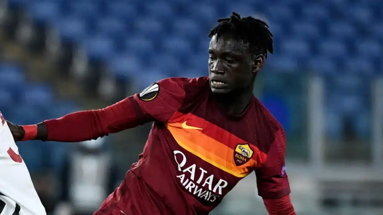 Ebrima Darboe con la maglia della Roma
