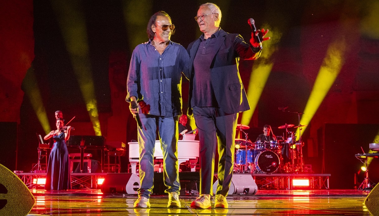 Antonello Venditti e Claudio Ranieri cantano insieme sul palco alle Terme di Caracalla durante il concerto del 20 giugno 2025