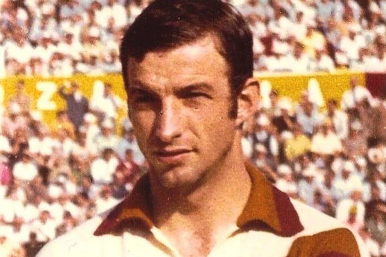 Ritratto di Giuliano Taccola con la maglia della Roma allo Stadio Olimpico, tra gli anni ’60 e ’70