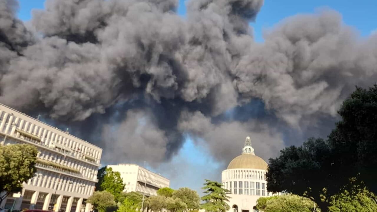 Colonna di fumo nero sull’area di Centocelle a Roma durante un vasto incendio