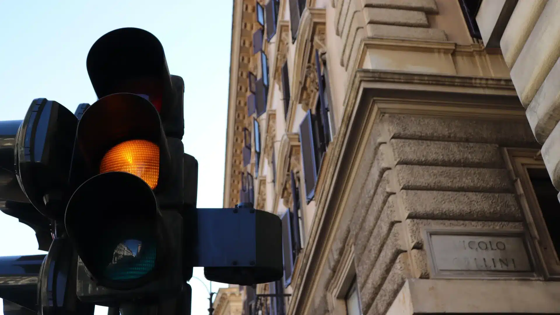 Semaforo arancione a Roma: partono i nuovi controlli elettronici contro il passaggio con il rosso