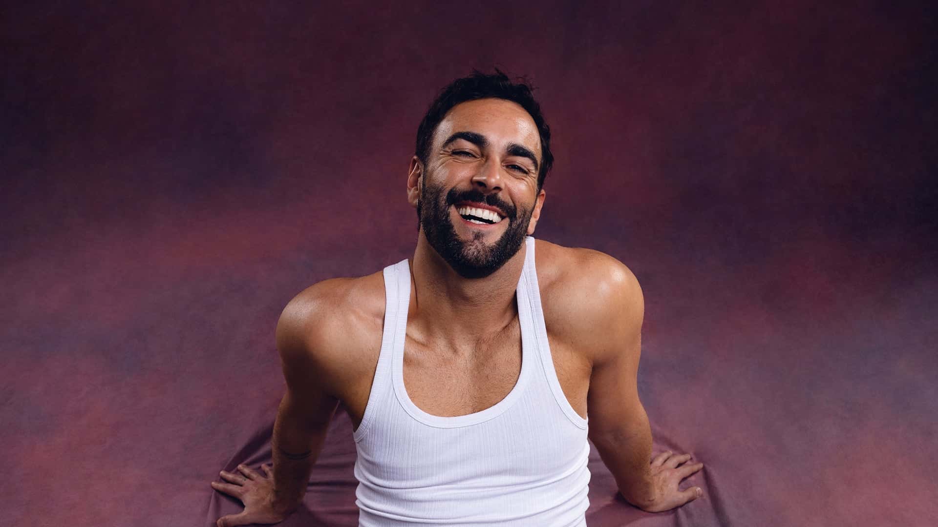 Marco Mengoni sorride in un ritratto promozionale per il tour 2025