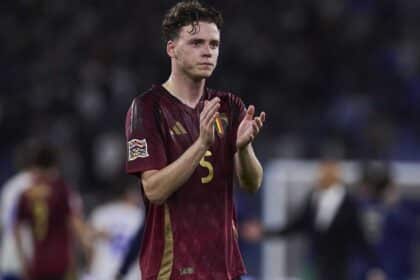 Maxim De Cuyper con la maglia del Belgio, applaude il pubblico a fine partita: è uno degli obiettivi di mercato della Roma per il 2025