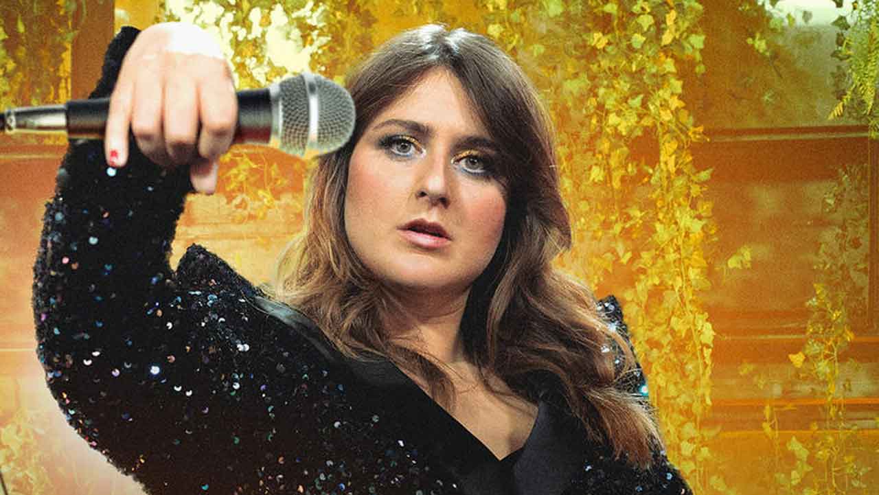 La comica romana Michela Giraud con microfono in mano