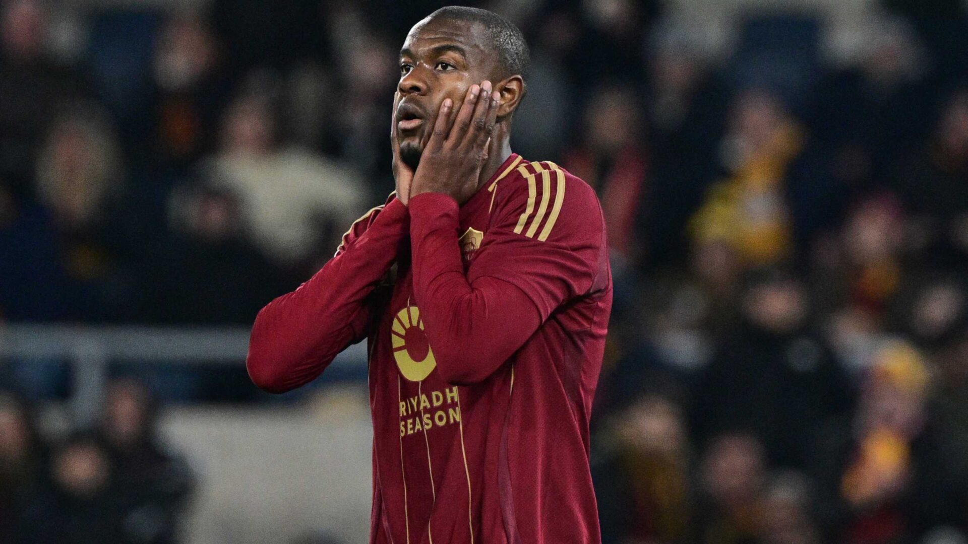 Evan Ndicka con le mani sul volto durante una gara della Roma nella stagione 2024-25