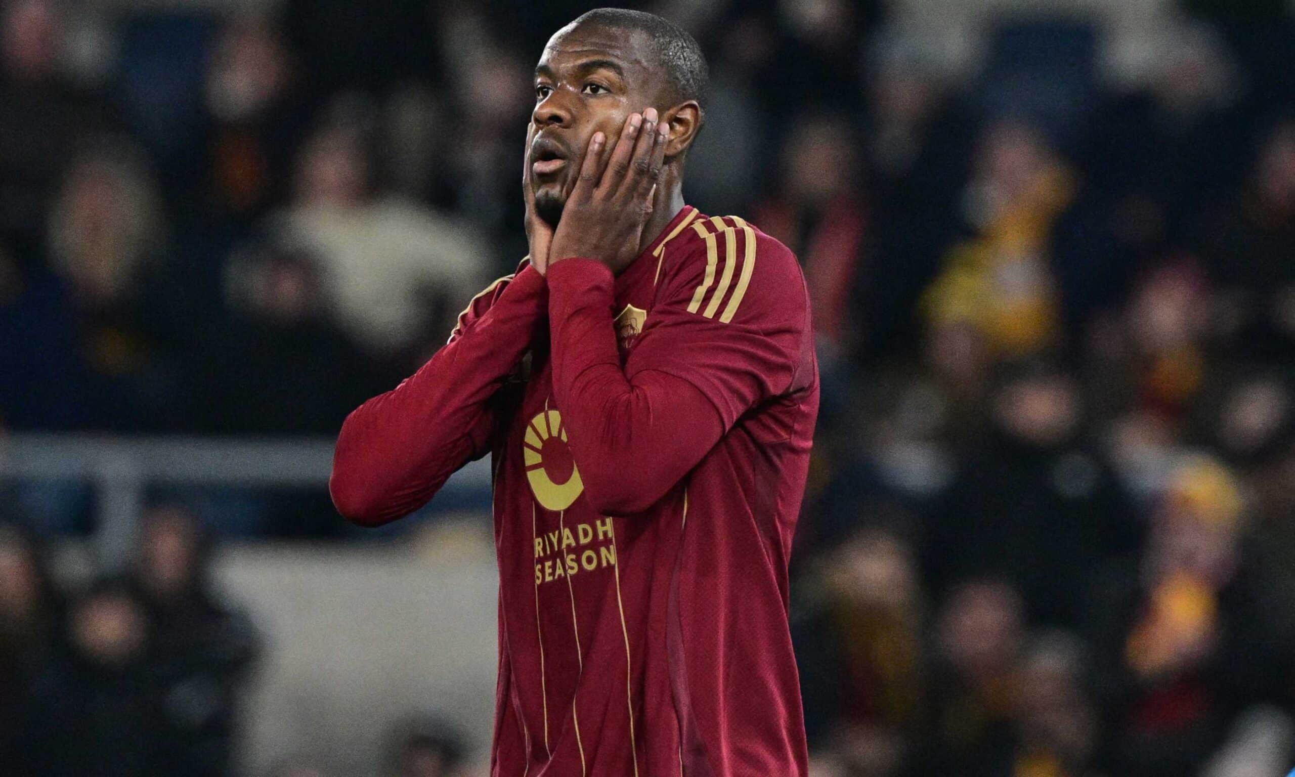 Evan Ndicka con le mani sul volto durante una gara della Roma nella stagione 2024-25