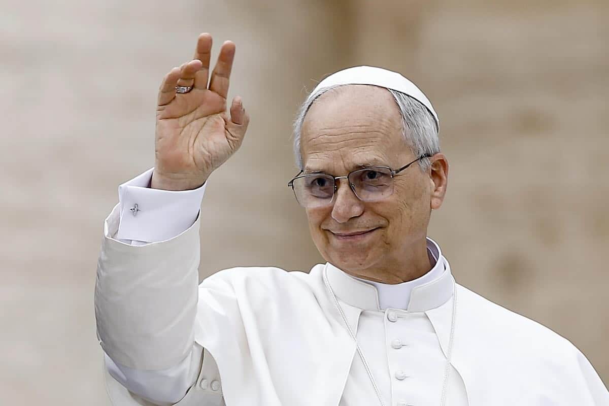 Papa Leone XIV saluta i fedeli durante il Giubileo dei governanti a Roma, giugno 2025