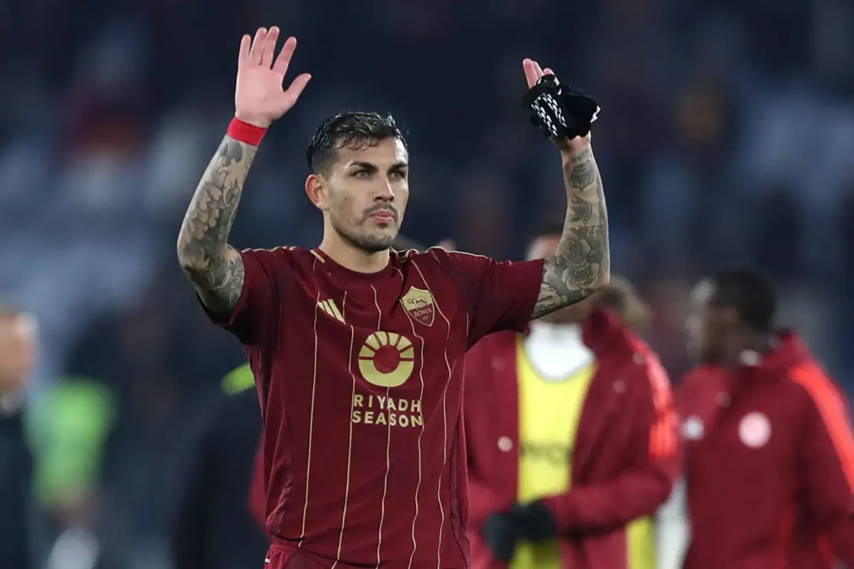 Leandro Paredes saluta i tifosi della Roma allo stadio: il centrocampista argentino lascia il club e torna al Boca Juniors nel 2025