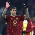 Leandro Paredes saluta i tifosi della Roma allo stadio: il centrocampista argentino lascia il club e torna al Boca Juniors nel 2025