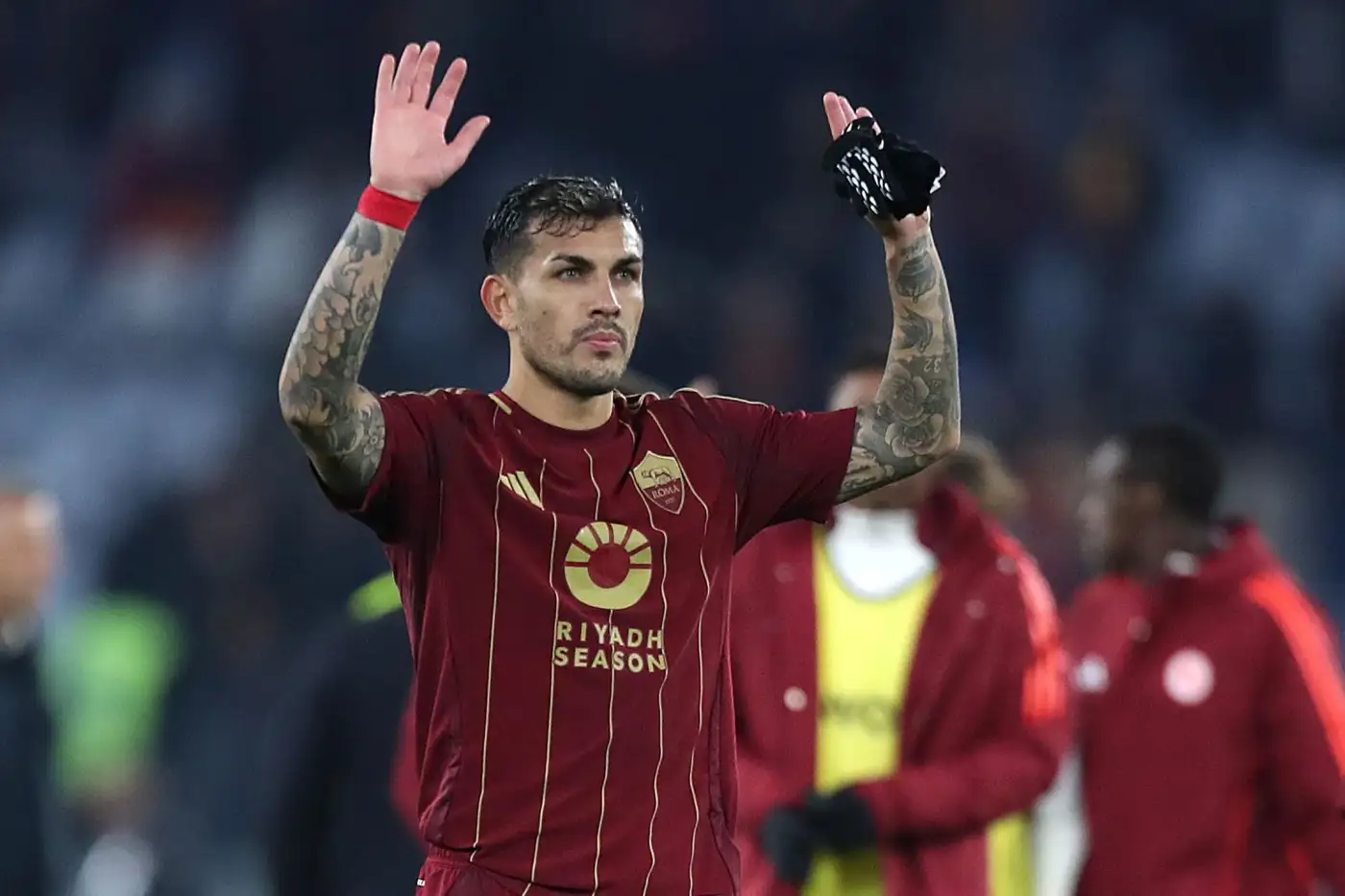 Leandro Paredes saluta i tifosi della Roma allo stadio: il centrocampista argentino lascia il club e torna al Boca Juniors nel 2025