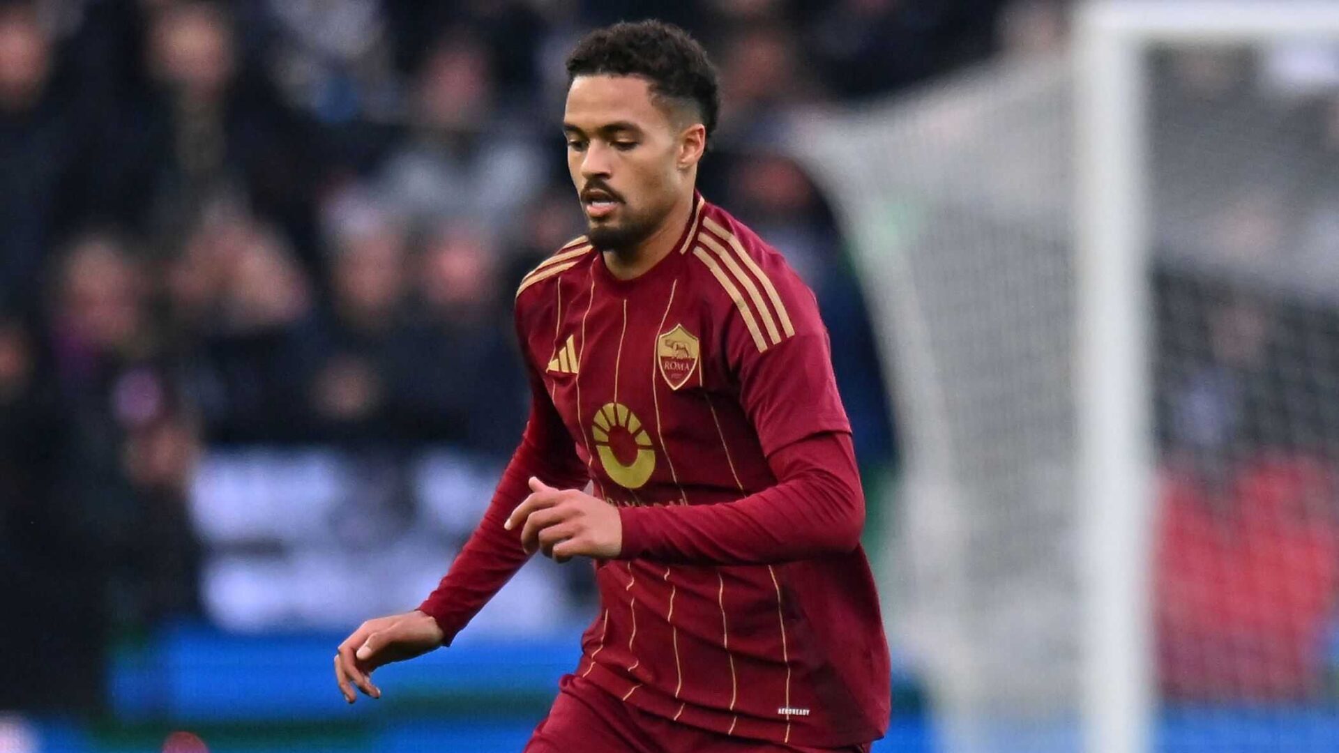 Devyne Rensch con la maglia della Roma: il giovane olandese punta a crescere sotto la guida di Gasperini
