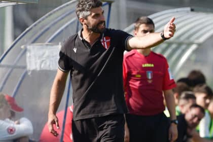 Luca Rossettini a bordocampo mentre dirige una partita del Padova: guiderà la Roma Femminile dalla stagione 2025-2026