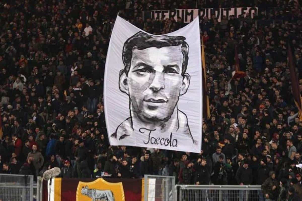 Striscione con il volto di Giuliano Taccola esposto dalla Curva Sud dello Stadio Olimpico durante una partita della Roma