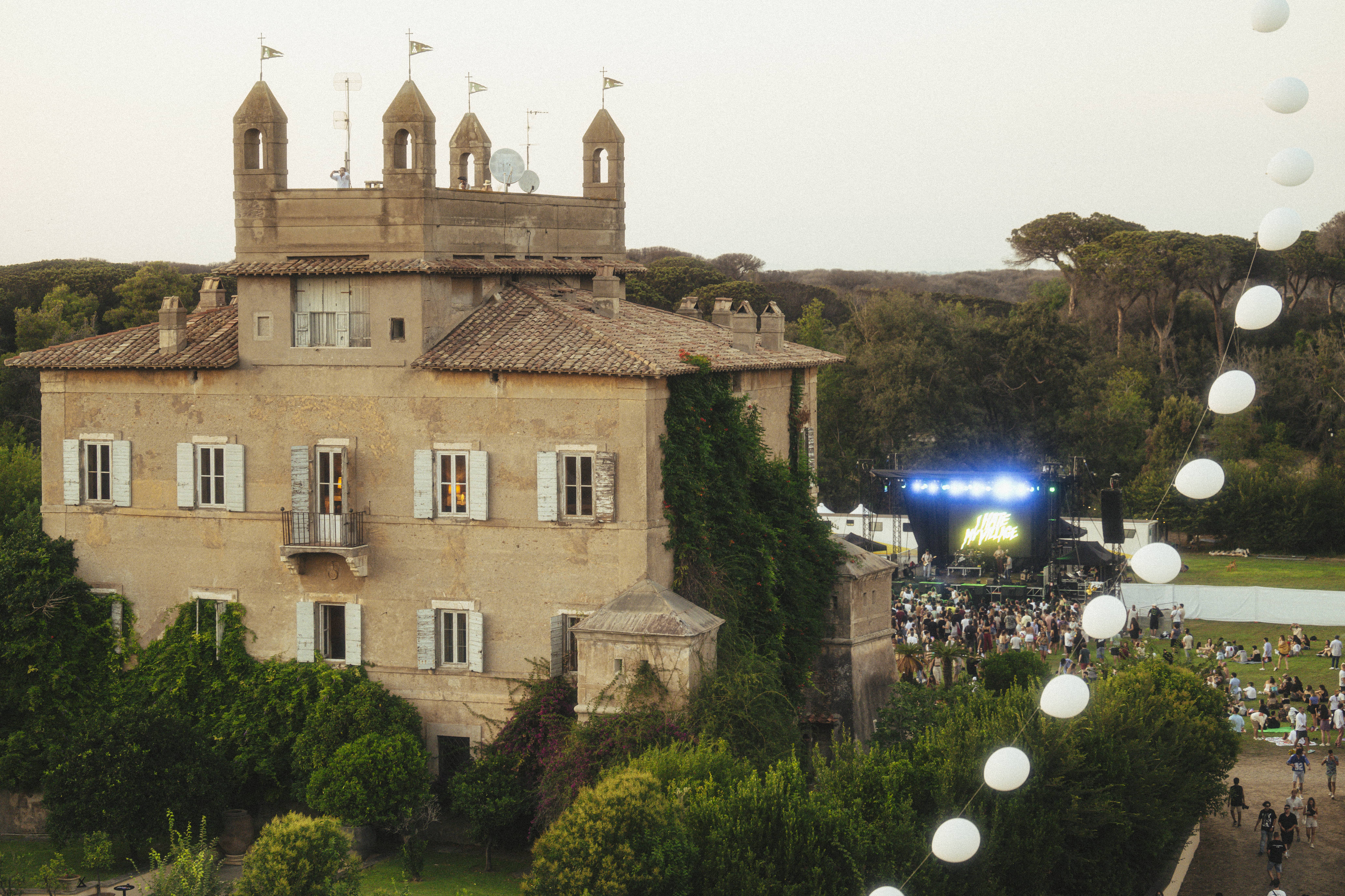Vista sul SuperAurora Festival a Castel Fusano, Roma 2025, con palco e pubblico