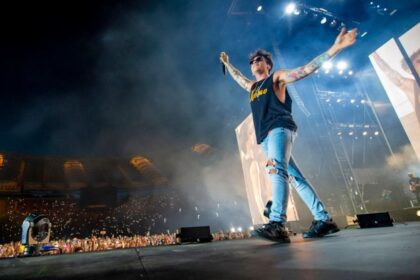 Il cantante Ultimo, durante uno dei suoi concerti