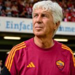 Gasperini osserva il campo durante l'amichevole tra Roma e Kaiserslautern