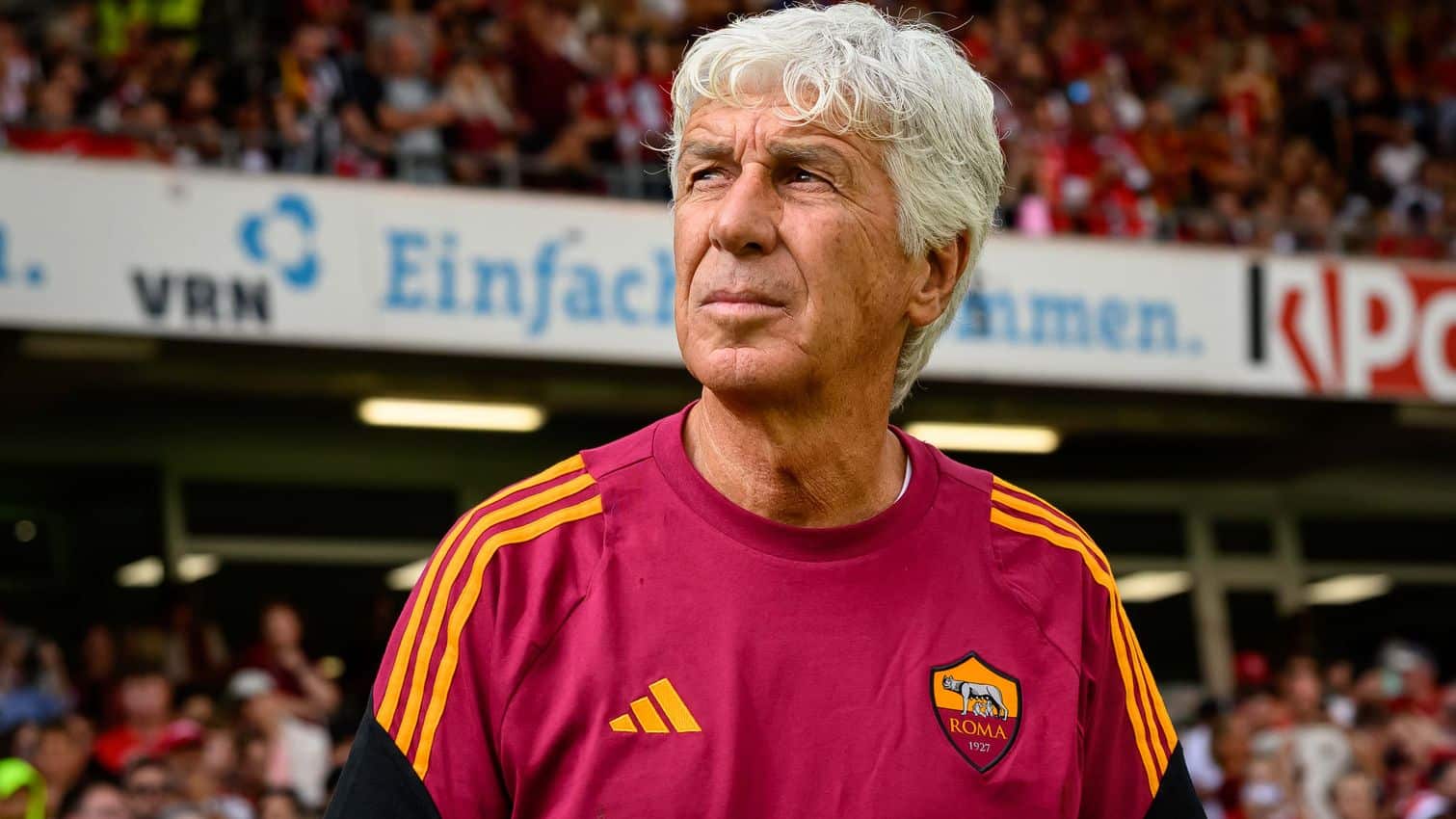 Gasperini osserva il campo durante l'amichevole tra Roma e Kaiserslautern
