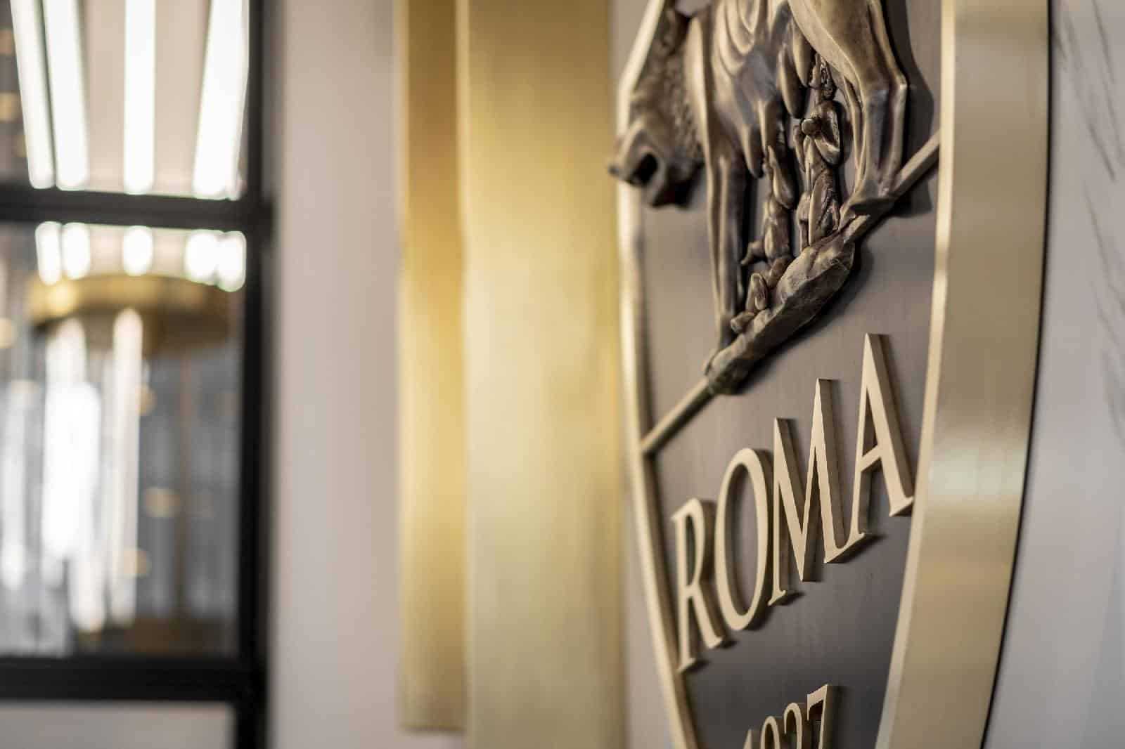 Primo piano sullo stemma ufficiale dell’AS Roma all’interno della sede del club
