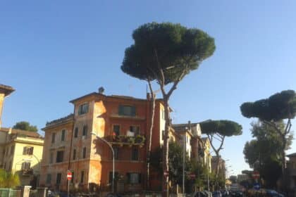 Garbatella – scorcio del quartiere romano con palazzi storici e pini