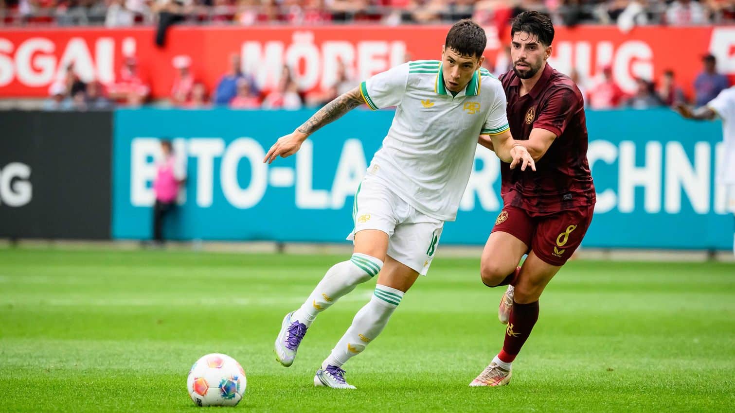 Matías Soulé in azione durante Kaiserslautern-Roma, amichevole precampionato al Fritz-Walter-Stadion