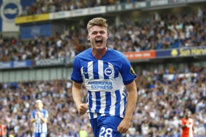 Evan Ferguson esulta dopo un gol con il Brighton, proposto alla Roma nel calciomercato estivo