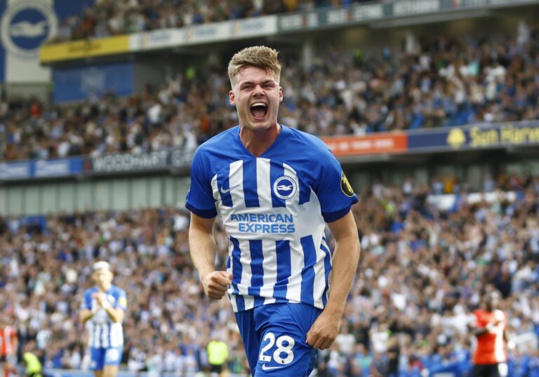 Evan Ferguson esulta dopo un gol con il Brighton, proposto alla Roma nel calciomercato estivo