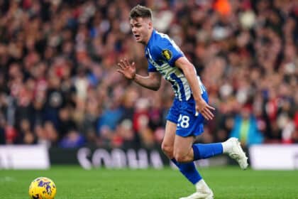 Evan Ferguson in azione con la maglia del Brighton durante una partita di Premier League