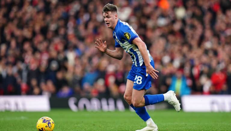 Evan Ferguson in azione con la maglia del Brighton durante una partita di Premier League
