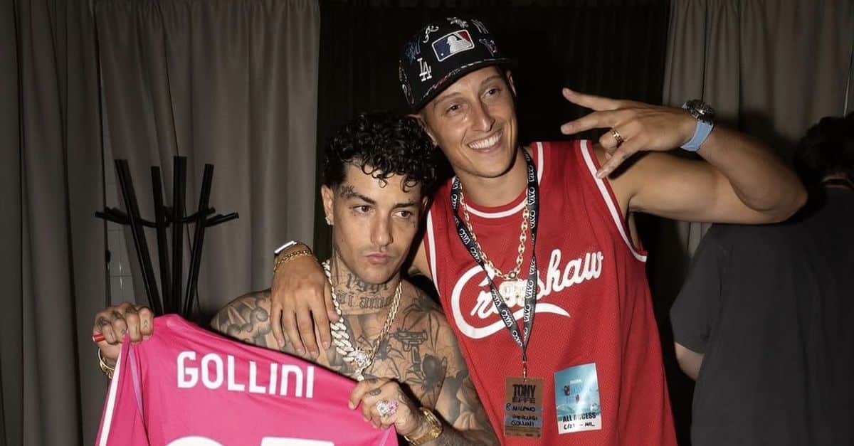 Pierluigi Gollini regala la maglia della Roma a Tony Effe nel backstage del concerto al Circo Massimo
