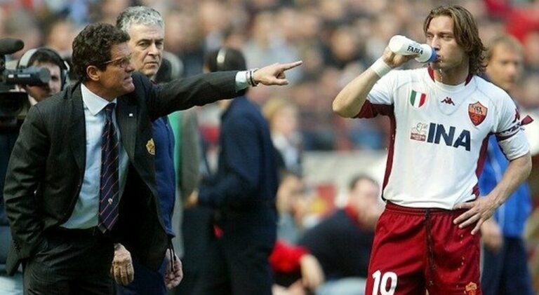 Fabio Capello dà indicazioni a Francesco Totti durante una partita della Roma