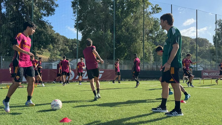 La Roma Primavera al lavoro sotto gli occhi di mister Guidi durante un’intensa seduta di allenamento.