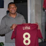 Francisco Lima mostra la maglia numero 8 della Roma in vista della sfida tra Legends