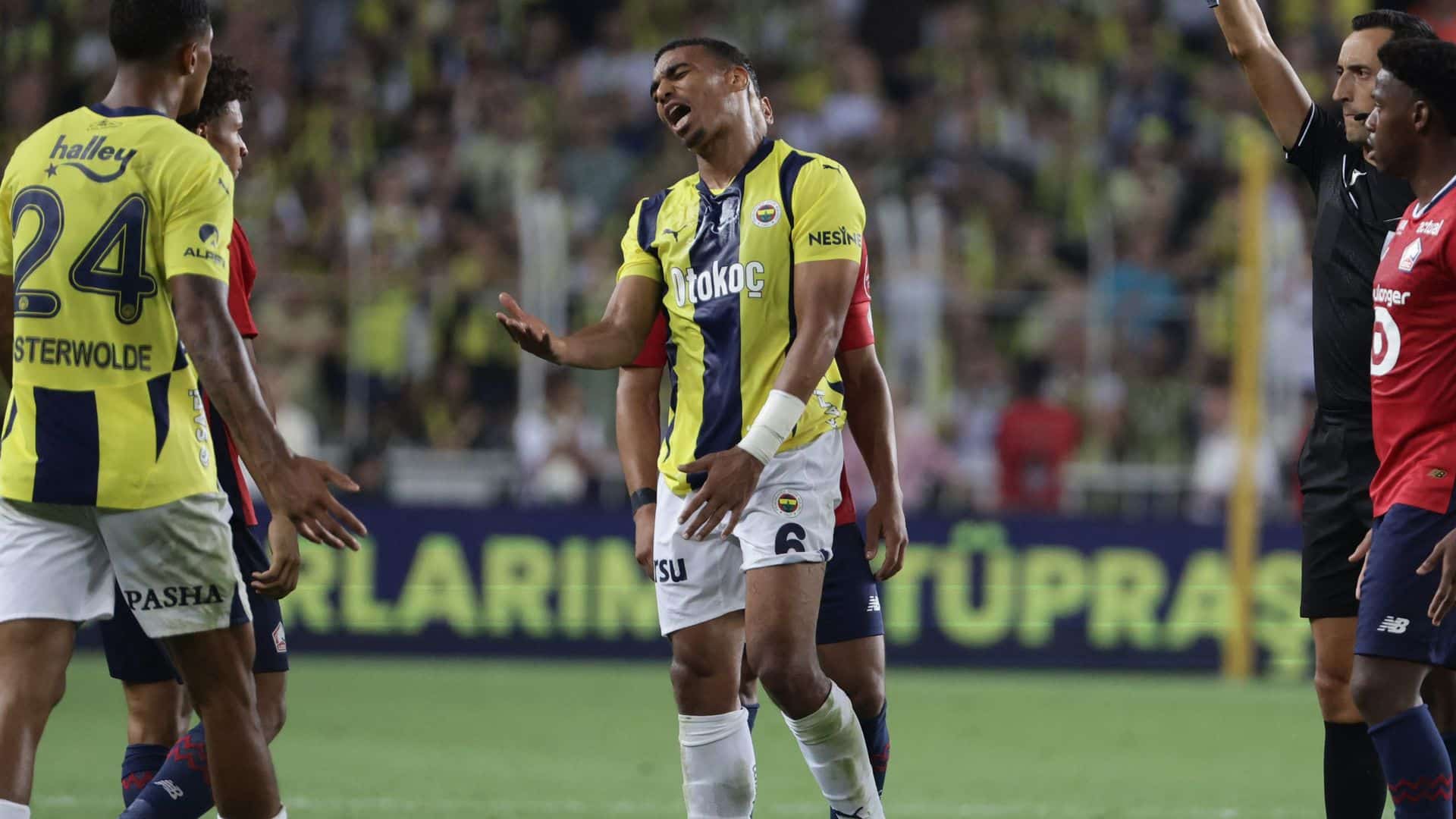 Alexander Djiku con la maglia del Fenerbahce