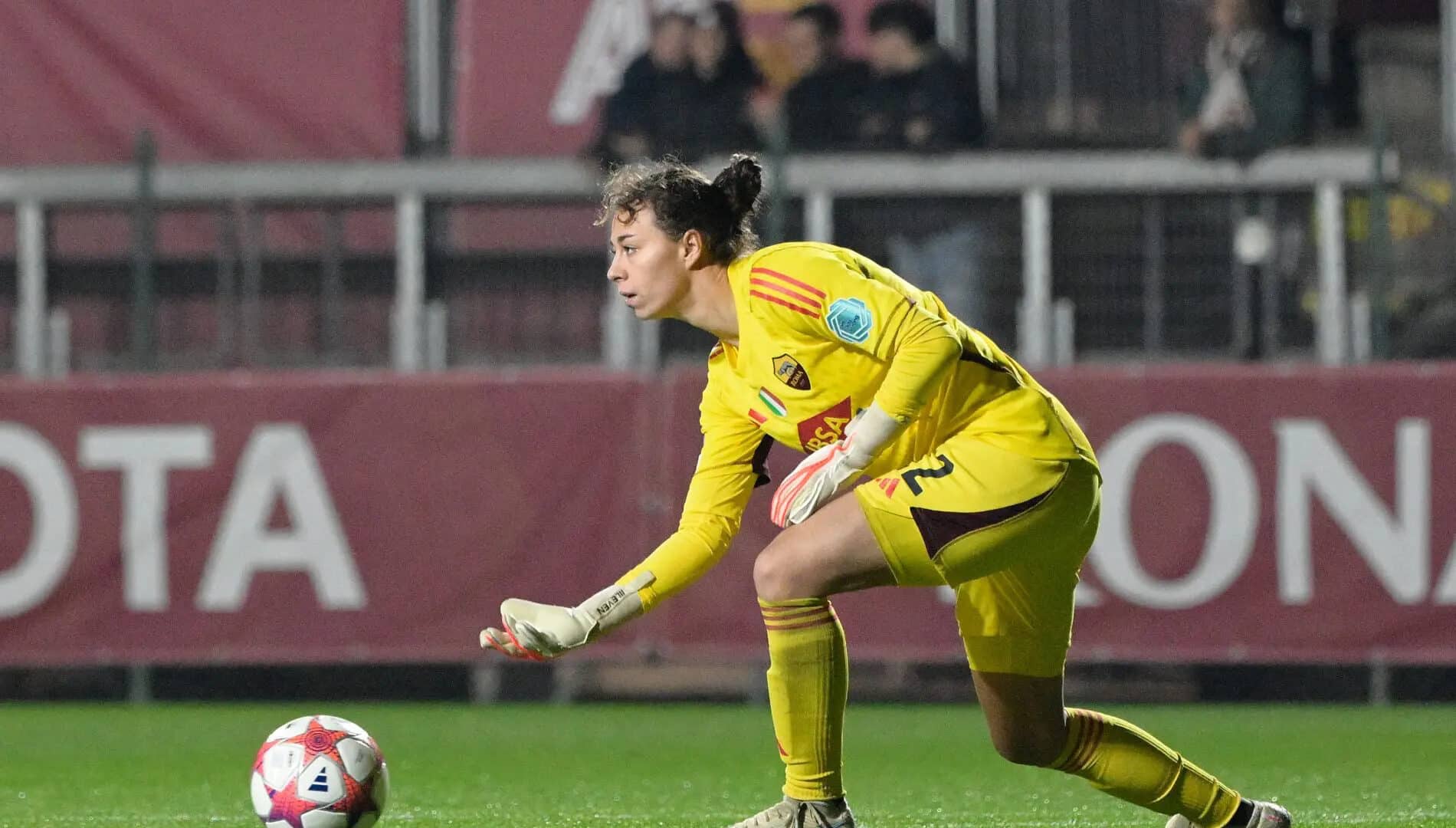 Camelia Ceasar con la maglia della Roma Femminile