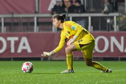 Camelia Ceasar con la maglia della Roma Femminile