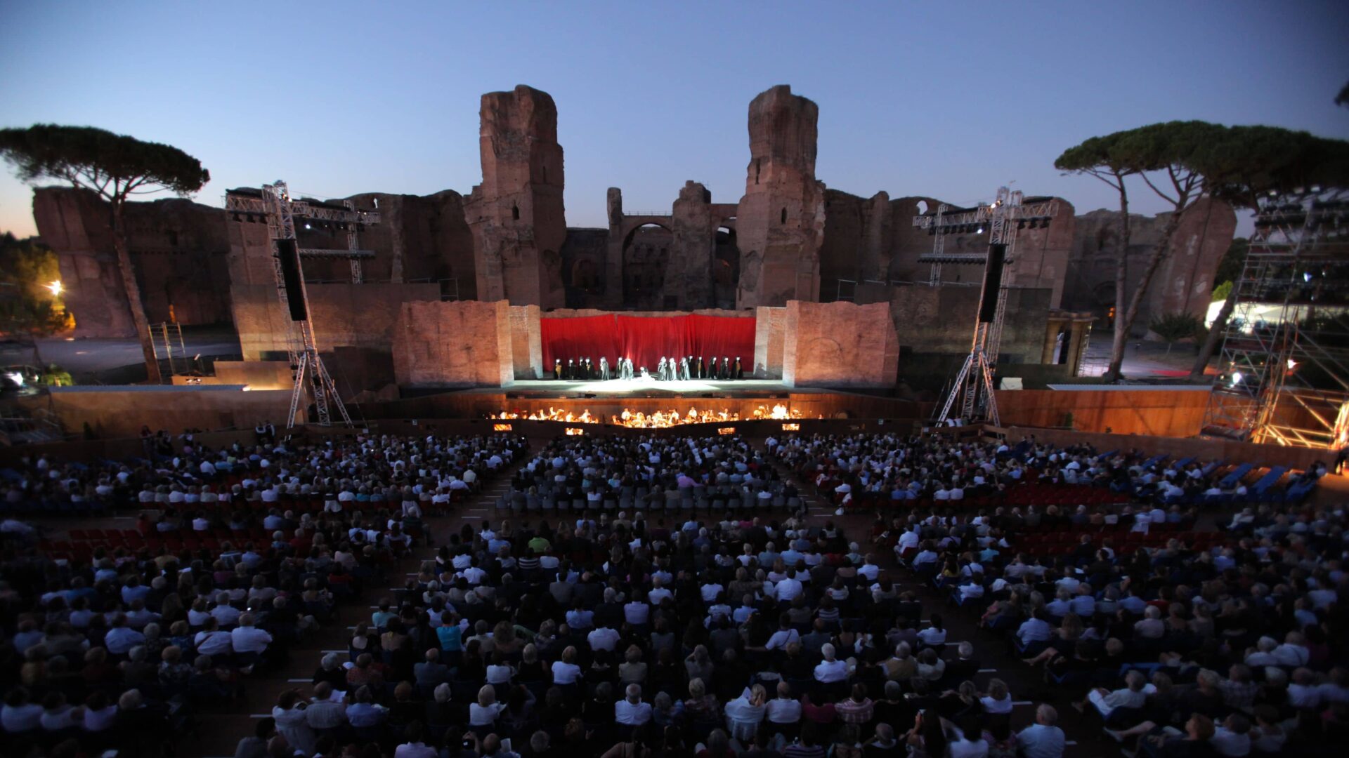 Pubblico alle Terme di Caracalla durante uno spettacolo teatrale all’aperto a Roma