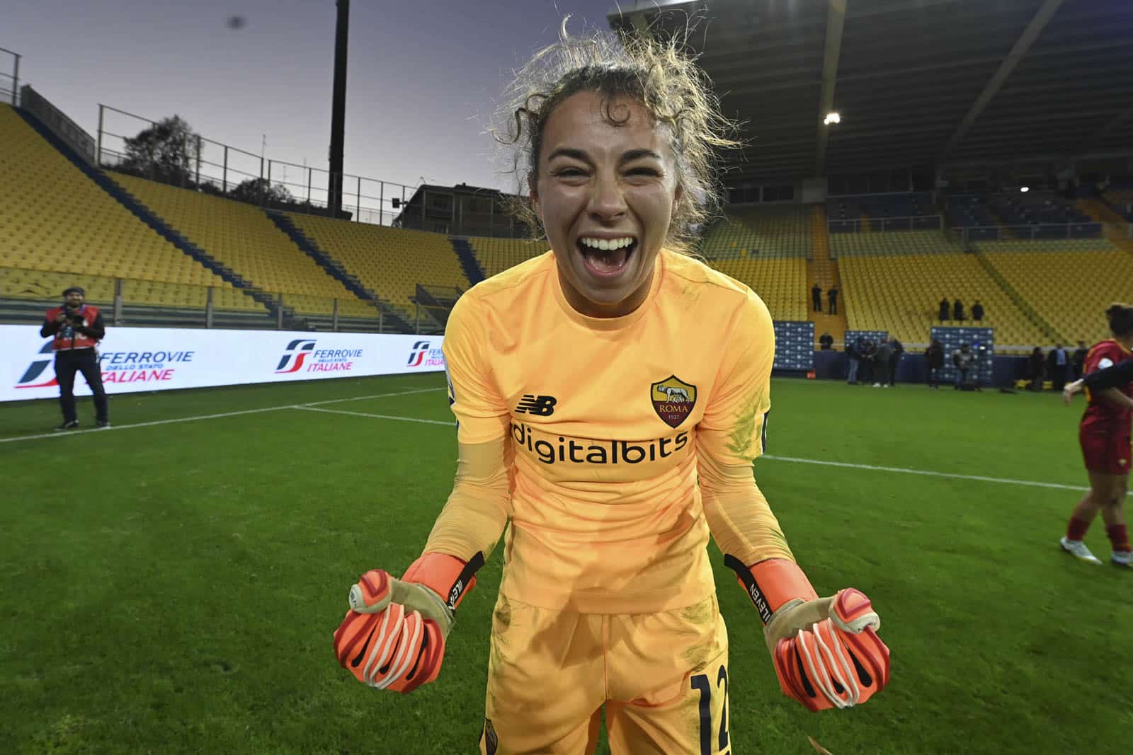 Camelia Ceasar esulta sorridente in campo con la maglia della Roma Femminile